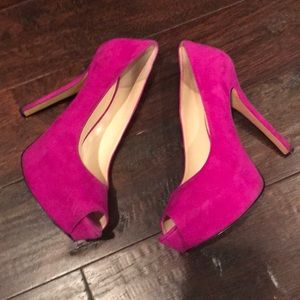 Gently Loved Enzo Fuchsia Suede Peephole Pumps